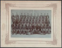 1911 Emlék a regluta koromból, katonai csoportkép, kartonra kasírozva, 15×22 cm