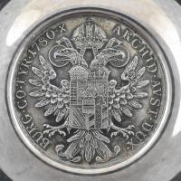 Fischer & Co. ékszerész, Bécs Mária Terézia ezüst tallér utánveret, fém tállal. Eredeti dobozába...