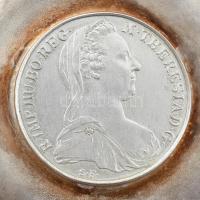Fischer & Co. ékszerész, Bécs Mária Terézia ezüst tallér utánveret, fém tállal. Eredeti dobozába...
