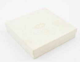 Fischer & Co. ékszerész, Bécs Mária Terézia ezüst tallér utánveret, fém tállal. Eredeti dobozába...