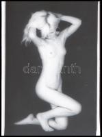 cca 1976 Mindenkiről mindent tudni akart, szolidan erotikus felvételek, 13 db vintage DIAPOZITÍV, 24x36 mm