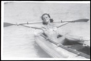 cca 1976 Mindenkiről mindent tudni akart, szolidan erotikus felvételek, 13 db vintage DIAPOZITÍV, 24...