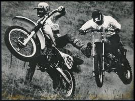 cca 1976 Gebhardt György (1910-1993) budapesti fotóművész hagyatékából jelzés nélküli vintage fotó (Motocross), 18x23,7 cm