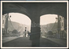 cca 1935 Budapest, Erzsébet híd, trükkfotó, a kép felületén törésvonalak, 12,6x17,8 cm