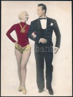 cca 1938 Kézzel színezett vintage fotó revü táncospárról, 24,2x18 cm