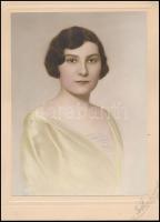 cca 1934 Kézzel színezett vintage fotó, Tóth Margit budapesti fényképész aláírásával, 23x17,3 cm, karton 27,8x20,1 cm
