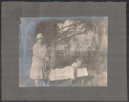cca 1920 Kisgyerek babakocsiban, kartonra ragasztott fotó, 18×22 cm