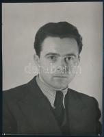1939 Kinszki Imre (1901-1945) budapesti fotóművész hagyatékából jelzés nélküli, de a szerző által feliratozott vintage fotó (Lengyel Lajos portréja), 15,3x11,9 cm