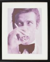 Roger Moore (James Bond) nagy méretű nyomat keretben. Keret mérete-. 52X43 cm