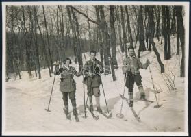 1929 Kinszki Imre (1901-1945) budapesti fotóművész hagyatékából, jelzés nélküli, de a szerző által feliratozott vintage fotó (Hárshegy, Kálmán Kata és két barát), 6×8 cm