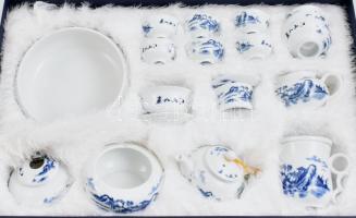 Kínai tea szertartáshoz való Quinghuaci porcelán készlet dísz dobozban, újszerű állapotban. Máz alat...