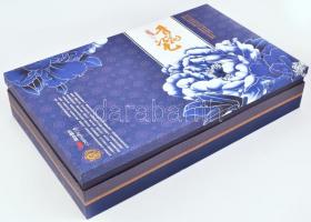 Kínai tea szertartáshoz való Quinghuaci porcelán készlet dísz dobozban, újszerű állapotban. Máz alat...