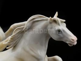 Ens porcelán vágtató lovak nagy méretű szobor. Fehér mázas, jelzett, matricával is. Egy apró lepatta...