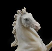 Ens porcelán vágtató lovak nagy méretű szobor. Fehér mázas, jelzett, matricával is. Egy apró lepatta...