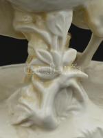 Ens porcelán vágtató lovak nagy méretű szobor. Fehér mázas, jelzett, matricával is. Egy apró lepatta...