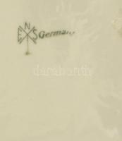 Ens porcelán vágtató lovak nagy méretű szobor. Fehér mázas, jelzett, matricával is. Egy apró lepatta...