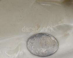 Ens porcelán vágtató lovak nagy méretű szobor. Fehér mázas, jelzett, matricával is. Egy apró lepatta...