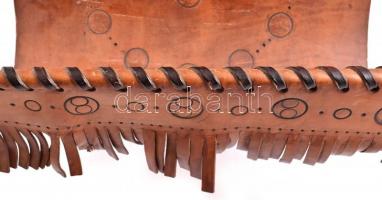 Nagy méretű iparművész újság tartó. Bőr, fém, jó állapotban. 40x48x48 cm