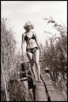 cca 1978 Velencei-tó; ,,hej mambó, leesett a bugyi és a melltartó; szolidan erotikus felvételek, 12 db vintage NEGATÍV, 24x36 mm