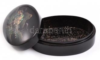 Műanyag doboz, fedelén kézzel festett távol-keleti stílusú tájképpel, m: 4 cm, 10x6,5 cm