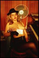 cca 1989 Az első fotózáson általában a hajlandóságot lehet megismerni, szolidan erotikus felvételek,...