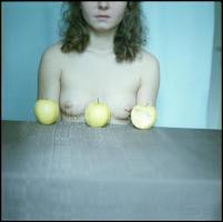 cca 1987 Portékák kínálata, 5 db vintage NEGATÍV Menesdorfer Lajos (1941-2005) budapesti fotóművész ...