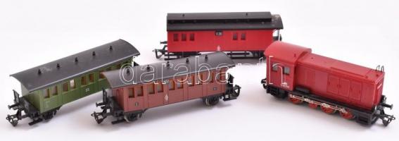 Modell vasút szerelvény egy mozdony, három kocsi 12 mm nyomtáv, jó állapotban