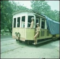 cca 1992 Fogaskerekűvel a hétvégi piknikre, 13 db vintage NEGATÍV Menesdorfer Lajos (1941-2005) buda...