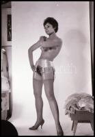 cca 1972 Szerepjátékok, szolidan erotikus felvételek, 36 db vintage NEGATÍV, 24x36 mm