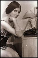 cca 1972 Szerepjátékok, szolidan erotikus felvételek, 36 db vintage NEGATÍV, 24x36 mm