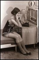 cca 1972 Szerepjátékok, szolidan erotikus felvételek, 36 db vintage NEGATÍV, 24x36 mm