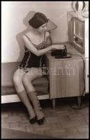 cca 1972 Szerepjátékok, szolidan erotikus felvételek, 36 db vintage NEGATÍV, 24x36 mm