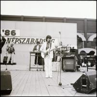 1986 Neoton Familia a színpadon, 13 db vintage NEGATÍV Menesdorfer Lajos (1941-2005) budapesti fotóm...