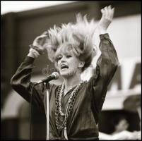 1986 Neoton Familia a színpadon, 13 db vintage NEGATÍV Menesdorfer Lajos (1941-2005) budapesti fotóm...