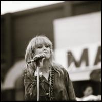 1986 Neoton Familia a színpadon, 13 db vintage NEGATÍV Menesdorfer Lajos (1941-2005) budapesti fotóm...