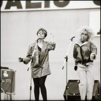 1986 Neoton Familia a színpadon, 13 db vintage NEGATÍV Menesdorfer Lajos (1941-2005) budapesti fotóm...