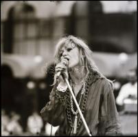 1986 Neoton Familia a színpadon, 13 db vintage NEGATÍV Menesdorfer Lajos (1941-2005) budapesti fotóm...