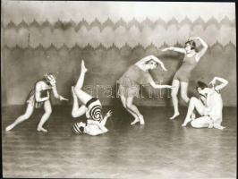 cca 1933 Szentpál Olga (1895-1968) mozgásművésznő, koreográfus, pedagógus és szakíró hagyatékából 1db NEGATÍV (Tavasz, állatok tánca), 3,6x5 cm