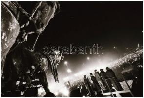 1989 Erdély, a romániai forradalom idején segélyszállítmány indult Magyarországról, ezt kísérte el e...