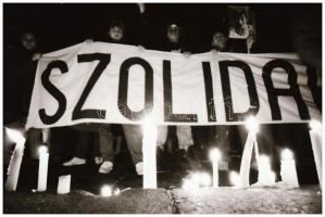 1989 Erdély, a romániai forradalom idején segélyszállítmány indult Magyarországról, ezt kísérte el e...