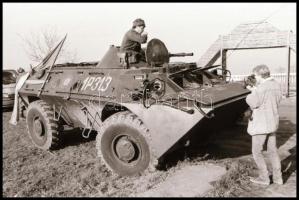 1989 Erdély, a romániai forradalom idején segélyszállítmány indult Magyarországról, ezt kísérte el e...