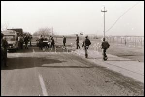 1989 Erdély, a romániai forradalom idején segélyszállítmány indult Magyarországról, ezt kísérte el e...