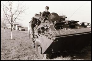 1989 Erdély, a romániai forradalom idején segélyszállítmány indult Magyarországról, ezt kísérte el e...