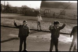 1989 Erdély, a romániai forradalom idején segélyszállítmány indult Magyarországról, ezt kísérte el e...