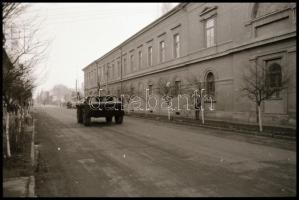 1989 Erdély, a romániai forradalom idején segélyszállítmány indult Magyarországról, ezt kísérte el e...