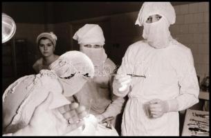 1989 Erdély, a romániai forradalom idején segélyszállítmány indult Magyarországról, ezt kísérte el e...