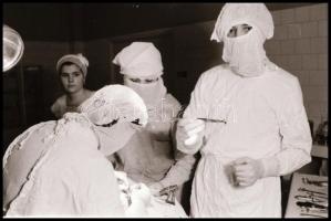 1989 Erdély, a romániai forradalom idején segélyszállítmány indult Magyarországról, ezt kísérte el e...