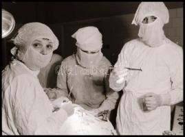 1989 Erdély, a romániai forradalom idején segélyszállítmány indult Magyarországról, ezt kísérte el e...