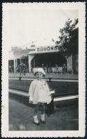 cca 1920 Budapest, Angol park, vintage fotó a Foto-Lövölde és a Dühöngő cégtáblával, felületén törésnyomok, 12x7,5 cm