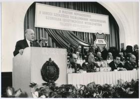 cca 1976 Budapest, Kádár János felszólalása a Honvédelmi Minisztérium vezetői értekezletén, vintage sajtófotó, 17x24 cm